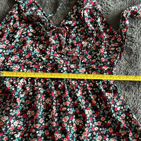 NWOT Romper sized L. Adjustable straps and tie back - Picture 4 of 6